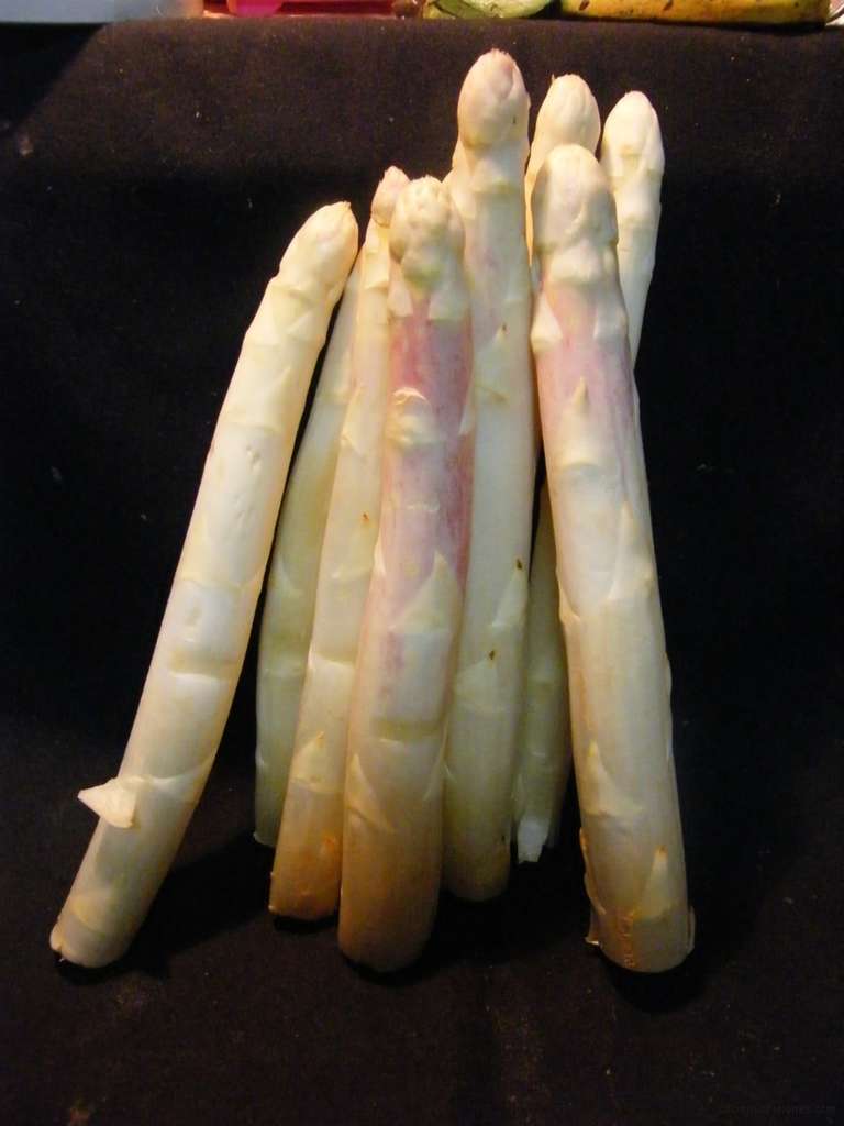 Espárragos blancos naturales con crema de azafrán, receta