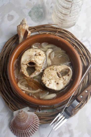 Merluza hervida en su jugo, la receta tradicional