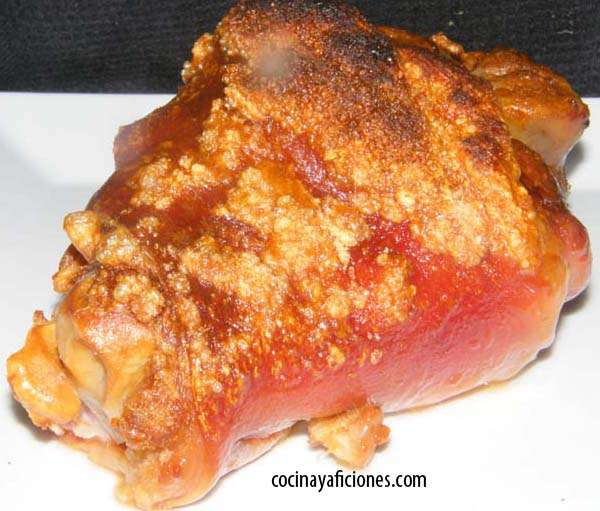 Codillo de cerdo asado al horno acompañado de pure de patata, salsa de ...