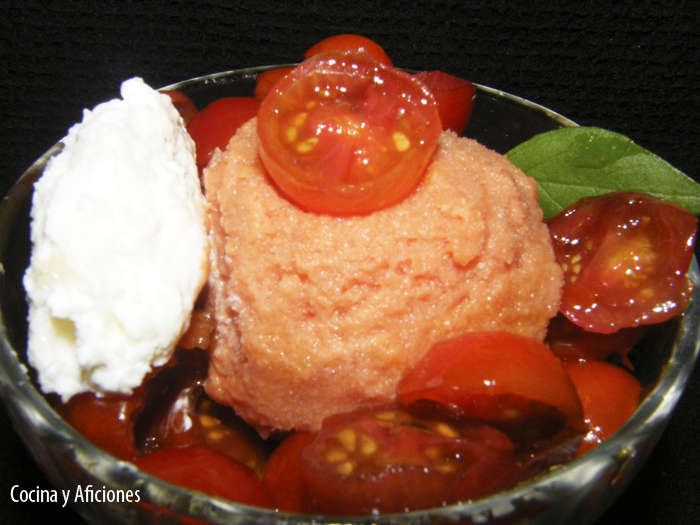 Ensalada de helado de tomate con sus cherrys y queso cremoso, receta