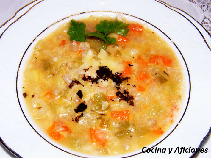 Sopa minestrone con virutas de trufa, receta
