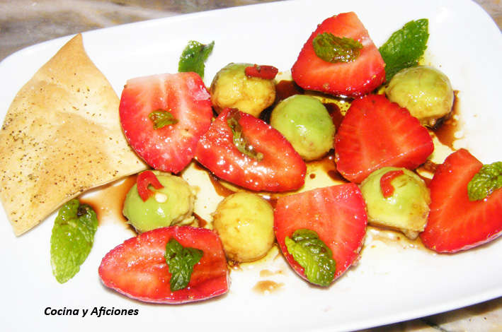 Aperitivo de fresas con aguacate, receta