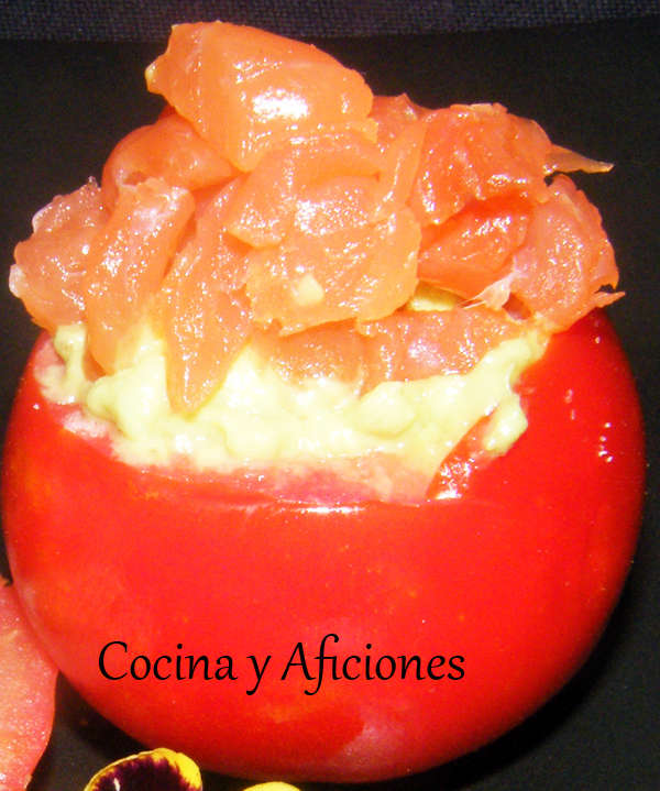 Tomates rellenos de crema de aguacate con dos finales diferentes, receta