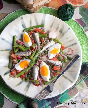 Ensalada de judías verdes,sardinas de lata y aliño de tomate, receta estupenda