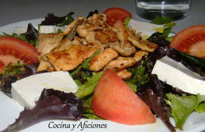 Ensalada con pollo adobado, receta paso a paso.