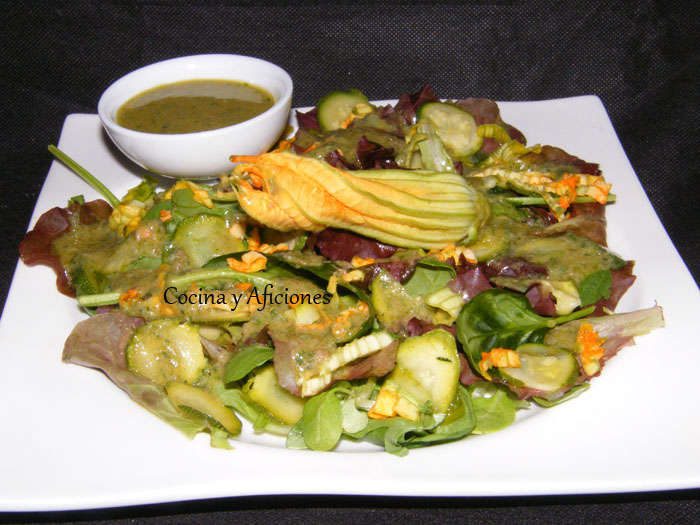 Ensalada de calabacín, sus flores y una vinagreta de hierbas frescas, receta paso a paso