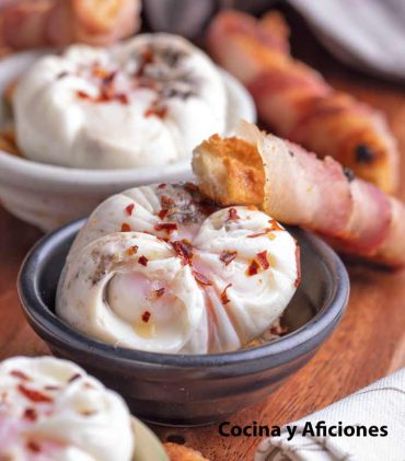 Flor de huevo y trufa con palitos crujientes,  técnica de cocina  y receta