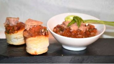 Aperitivo de tartar de tomate, dos presentaciones. Receta muy sencilla y económica, paso a paso