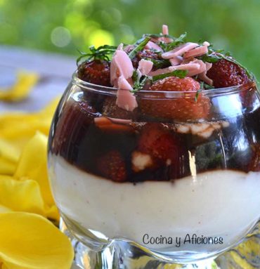 Vasito de fresas en infusión y queso fresco especiado, receta paso a paso.