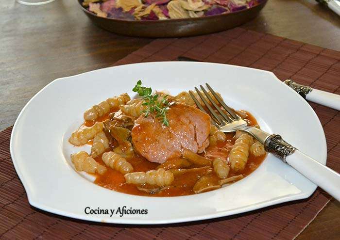 Solomillo de cerdo en salsa al estilo “cazadora» con boletus y crosne (o patatas), receta francesa paso a paso.