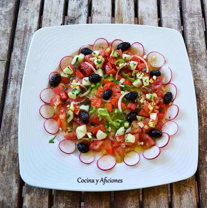 Ensalada de tomates rosas de Albalate a la menta, receta paso a paso.