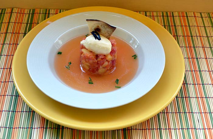 Tomate en texturas con helado de queso, agua de tomate y toque de ajo negro, receta paso a paso.