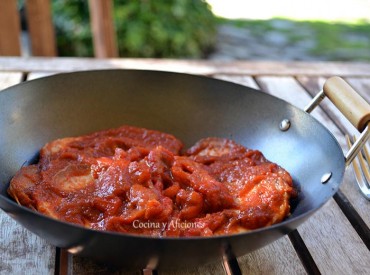 Lomo de cerdo con pimientos y tomate, receta aragonesa paso a paso.