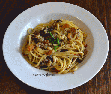 Espaguetis con sardinas rancias o de cubo, receta paso a paso.