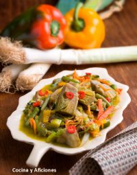 Menestra sencilla de verduras de primavera con salsa de perejil,  paso a paso.