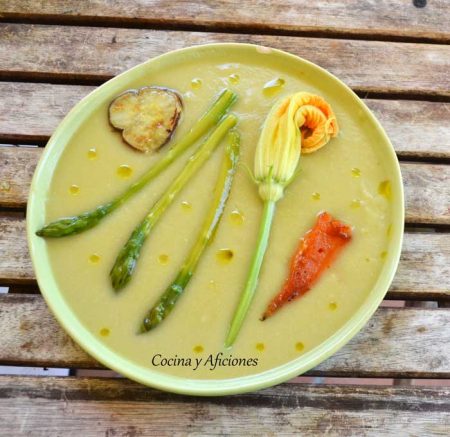 Crema de judías verdes con espárragos y verduras en texturas