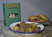 Guiso de carne en la olla exprés con sus patatas y verduras