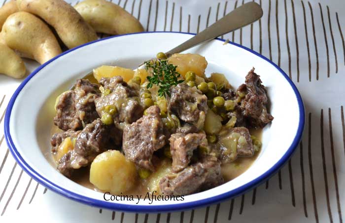 Guiso de carne en la olla exprés con sus patatas y verduras
