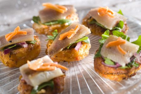 aperitivo de torrija de tomate con sardinas ahumadas