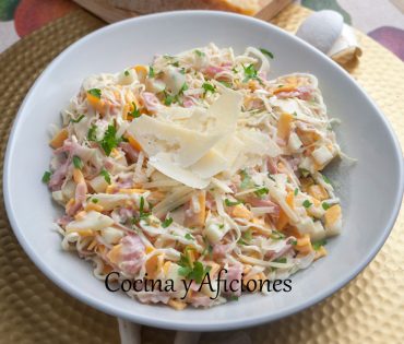 Ensalada de col, queso y jamón con aliño delicioso, receta paso a paso