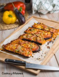 Pizza con la base de berenjena en lugar de masa, con tomate, verduras y bacon