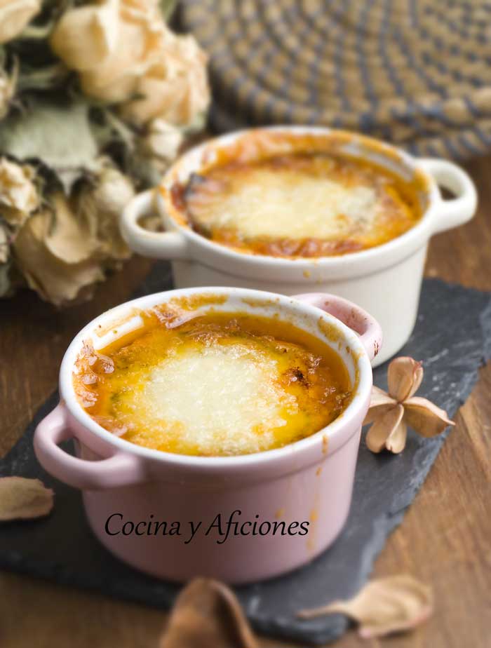 Berenjena, tomate y queso en mini cocottes