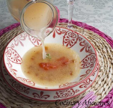 Agua de tomate con gelatina de vermú, receta deliciosa.