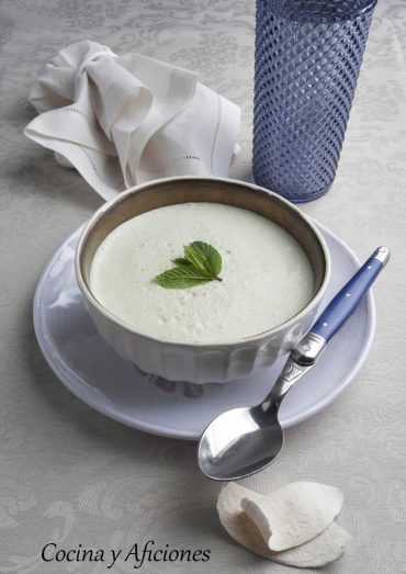 Tzatziki o crema fría de yogur y pepino, receta griega