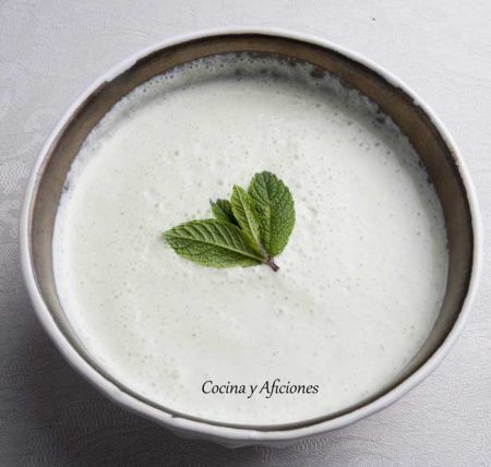 tzatziki o crema fría de yogur y pepino,