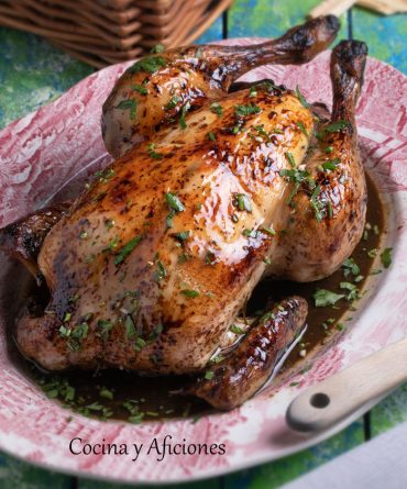 Pollo campero lacado con cacao y especias, un ave de Navidad diferente