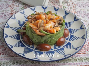 Timbal de Judías verdes con langostinos y vinagreta de hierbas provenzales, un plato delicioso y colorido
