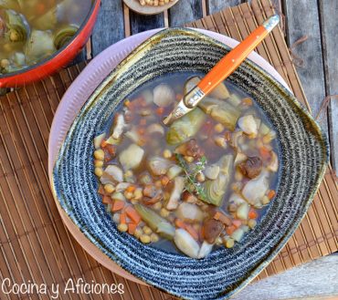 Sopa de garbanzos y alcachofas, receta de invierno deliciosa y reconfortante.