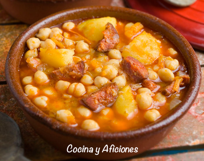 Garbanzos con patatas y chorizo, receta casera