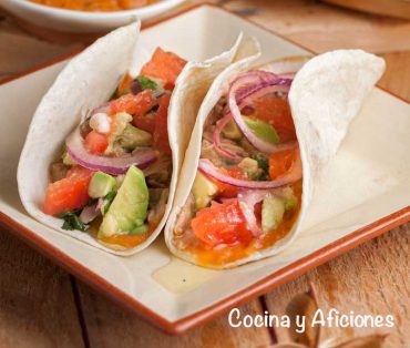 Fajitas de cordero con pico de gallo y salsa picante, receta sencilla y muy rica