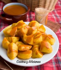 Patatas bravas al estilo de las tabernas madrileñas, la receta tradicional de las tabernas de Madrid,  con vídeo.