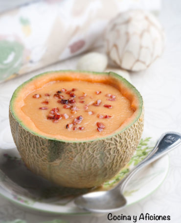 Gazpacho de melón  cantaloup en su cáscara, una receta sencilla y sabrosa