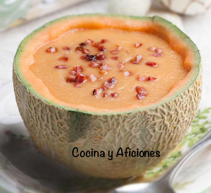 una receta muy fresca de gazpacho de melón y pepino con un color precioso y presentado en su cascara.1
