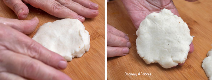 este es el cuarto paso en la elaboración de las arepas, aplanamos la bola de masa