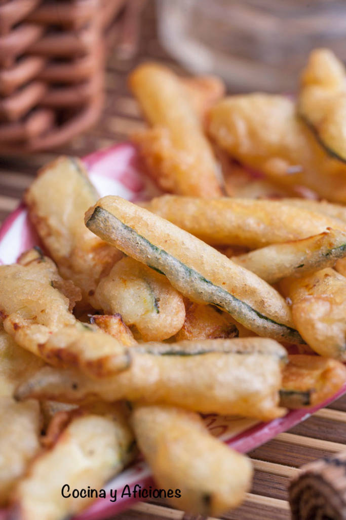 Palitos de calabacín rebozados con masa de  clara de huevo técnica de cocina