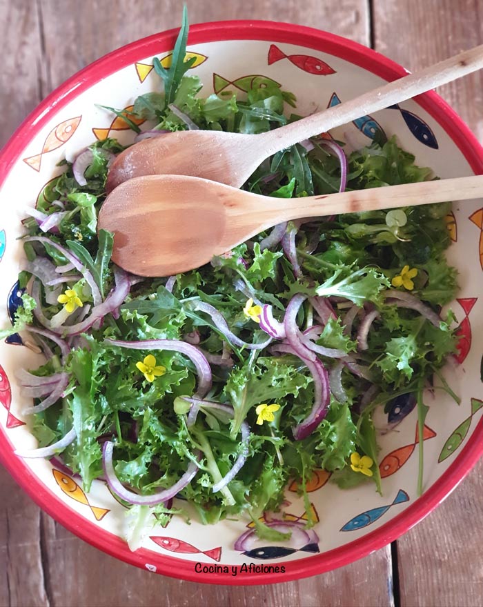 Ensalada “genial” con hierbas para acompañar cualquier plato, receta