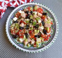 Ensalada mediterránea con tacos de pavo, receta sencilla y rica