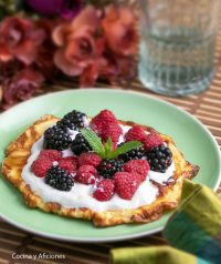   Tortilla con miel, queso fresco y frutas del bosque