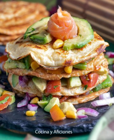 Tortitas con aguacate y salmón, una delicia muy sencilla