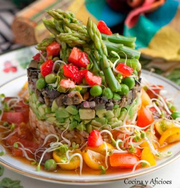 Timbal de verduras una ensalada espectacular, colorida y sana
