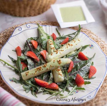 Ensalada de hojas verdes y espárragos con aderezo diosa verde ·green goddess dressing·