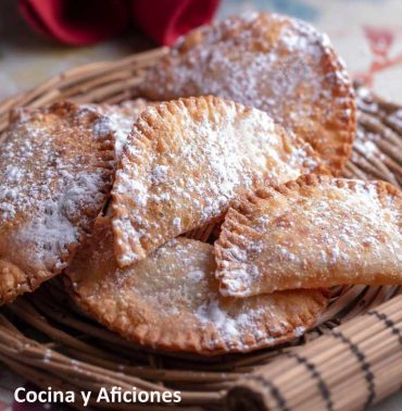Empanadilla de dulce de cidra o cabello de ángel. un postre tradicional delicioso y sencillo.