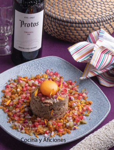 Steak tartar de Joan Roca sobre migas y su yema curada armonizada con Protos Crianza   