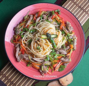 Espaguetis con espaguetis de verduras, tiras de carne y toque canalla de Arbequina & Harissa