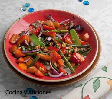 Ensalada de verduras en distintas texturas con vinagreta de fresa, una delicia primaveral.