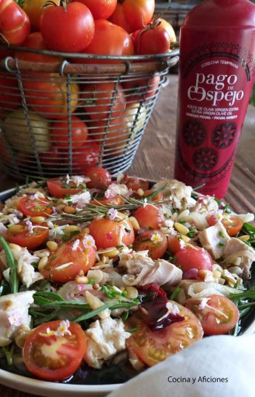 Ensalada de tomate y bonito aliñada con vinagreta de frutos secos y AOVE Pago de Espejo